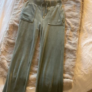Juciy couture  - Ett par ljus gröna juciy Byxor. Byxorna är i jätte bra skick och bra i längden för mig som är 1,74 ungefär, man kan vika ner så dem blir lågmidjade som blir väldigt fint! Pris kan diskuteras! Xss men passar xs men även s!!