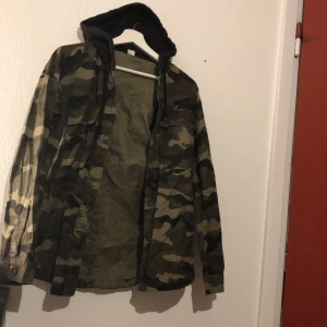 Tröja/jacka - Tröja med luva som funderar som lite som en jacka. Den är i nyskick, testad nån gång bara