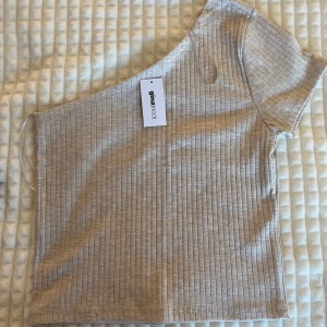 One shoulder top - Skiiit snygg topp från Gina tricot. Aldrig använda och därmed har prislapp kvar🌟 Köparen står för frakt! Storlek M men passar mig med S. Priset står för styck!❤️