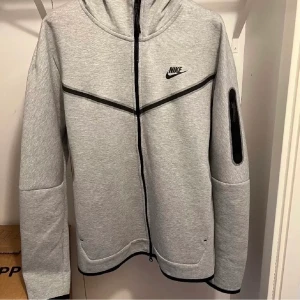 En grå tech fleece  - En helt oanvänd tech fleece, fick den som en present men den passade inte och det är därför jag vill sälja den. 