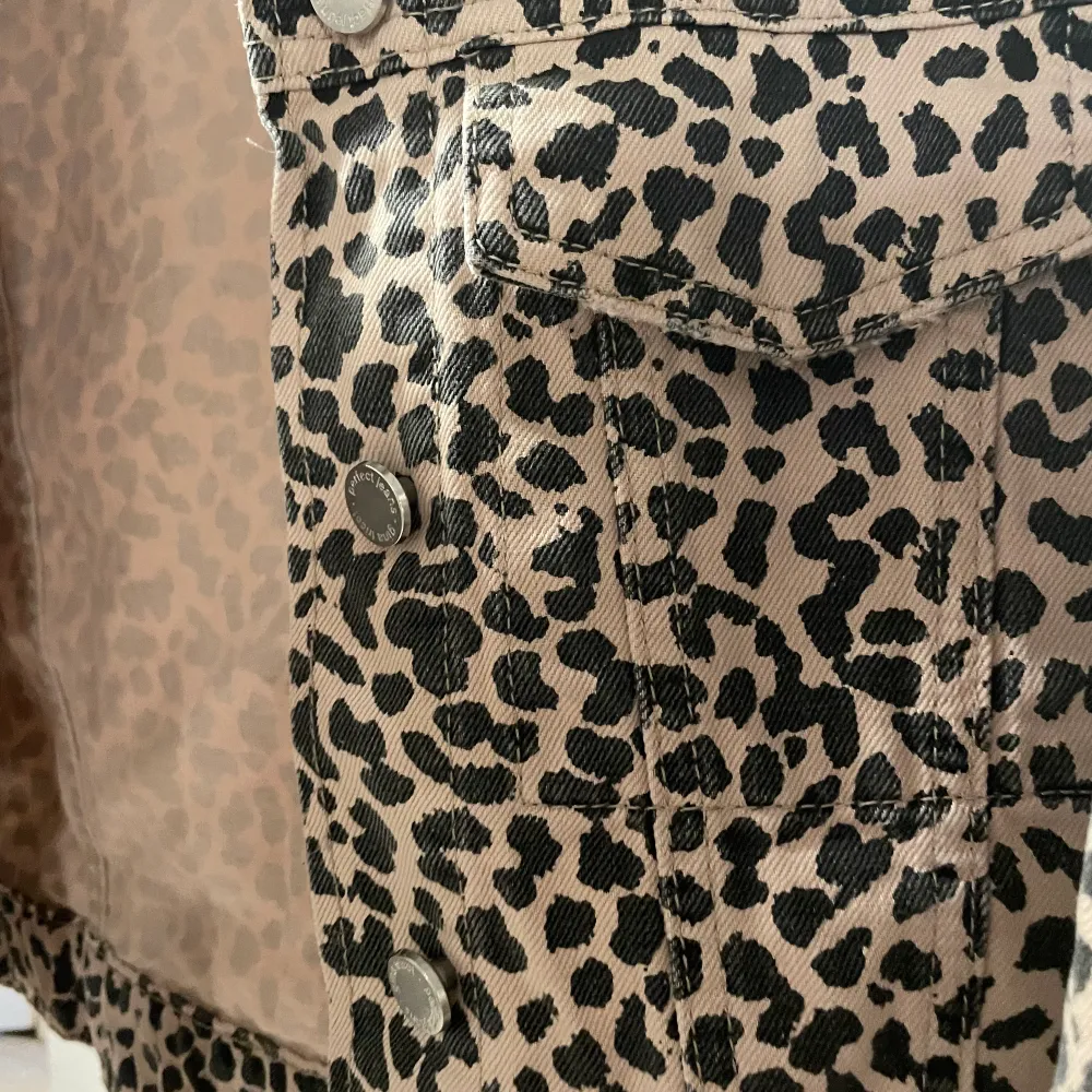 Jeansjacka från Gina tricot med leopardmönster! Gör vilken outfit som helst cool!😎. Jackor.