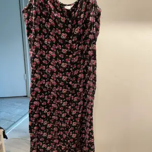 Jättesöt blommig klänning från h&m med knappar längs med längden