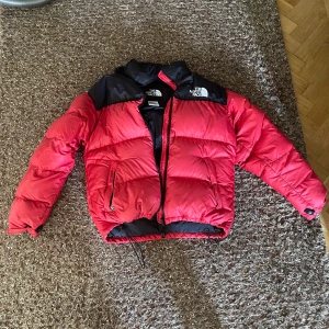 röd north face jacka - en jättefin north face jacka som är perfekt till vintern den finns inte i butik just nu så ganska svår att få tag på