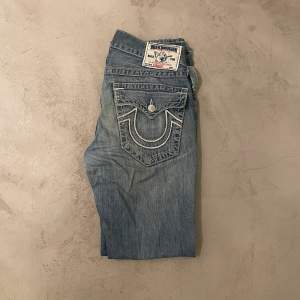Vintage True Religion jeans med tjock stitching och luckor där bak och fram. Dom har hål på låren och några av dom är patchade. Dom är i storlek 32/32. Kan mötas upp i Stockholm eller posta för 66kr🙌
