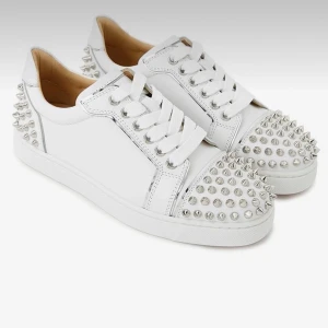 Louboutin skor strl 39 - Hej! Jag tänkte sälja mina snygga skor eftersom dem inte är min stil längre Använda 2-3 ggr och i väldigt bra skick Om fler bilder skulle önskas är det bara till att skriva privat vid frågor eller funderingar hör av er Pris kan diskuteras vid snabb affär💕