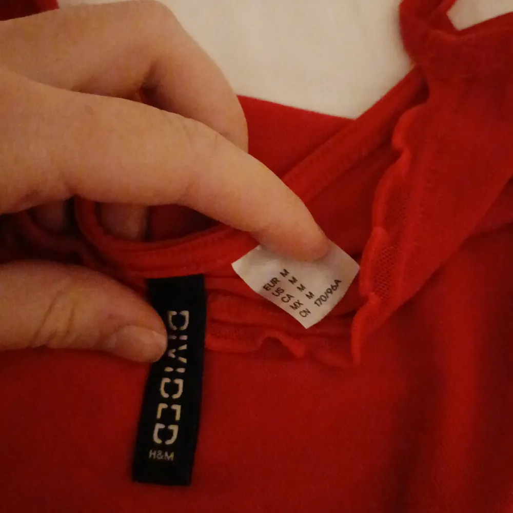 Röd klänning från H&M i storlek m. Säljer för 35 kr + frakt ♥️♥️ Storlek M. Skriv för mer information eller bilder 🌞🌞. Klänningar.
