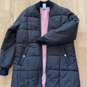 Hope Jacka - Nyskick, rosa foder och innerficka med drakkedja. Varm! Perfekt att ha kavaj under. 