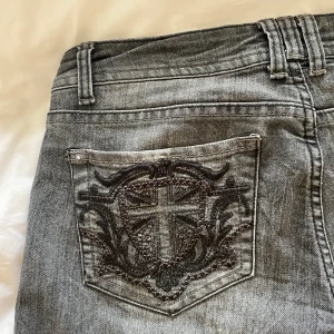 Svarta lågmidjadebyxor - Lågmidjade byxor som tyvärr är något korta för mig som är 168! Midjemåttet är 84 och innerbensmåttet är 72.💕