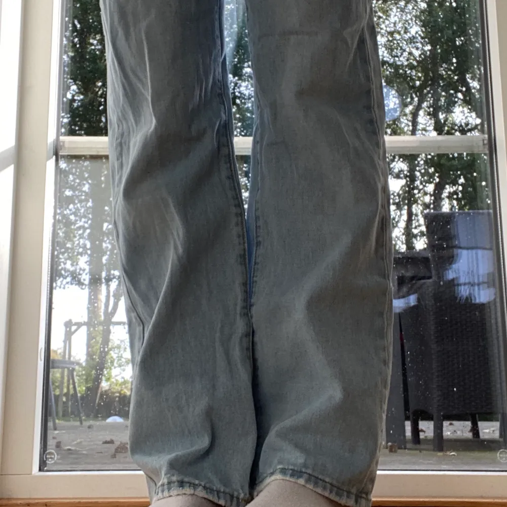 Väldigt fina jeans i bra skick. Innerbenslängd och midja ca 75 cm🤍 . Jeans & Byxor.