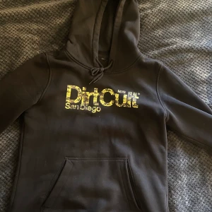 Dirtcült hoodie - Dirtcult hoodie storlek L men mer som en M/S (små i storlekarna) fint nästan oanvänd skick, hör av dig vid frågor/ bilder💕 frakt 66kr spårbar