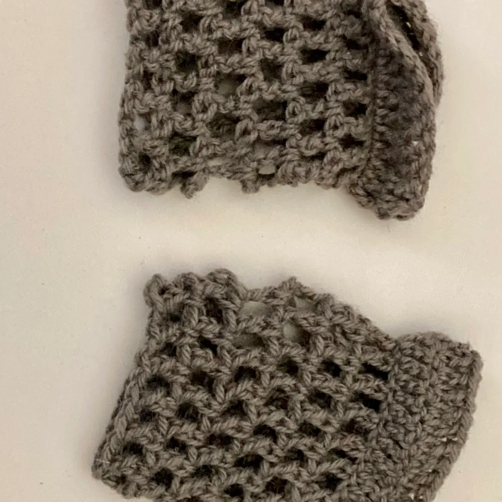 Gray fishnet mittens from wool. Stickat.
