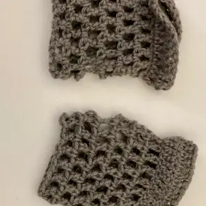 Gray fishnet mittens from wool