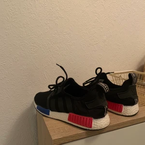 Adidas NMD - Säljer mina adidas NMD då de inte kommer till användning längre.  Pris: 500 kr + 66 kr i frakt  Storlek: 39 