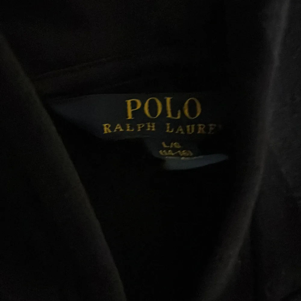 Hej jag säljer min polo ralph lauren zipper hoodie då den har blivit för liten för mig men den är i bra form och skick pris och storlek kan diskuteras . Tröjor & Koftor.