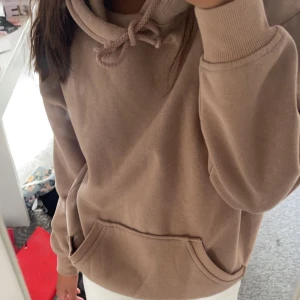 Bikbok hoodie  - Säljer för att jag aldrig använder. En jätte fin brun hoodie. Använd ett fåtal gånger. Kan diskutera priset.