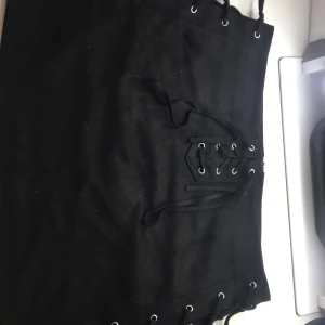 Tjol  - Tjol med utsvengda detaljer