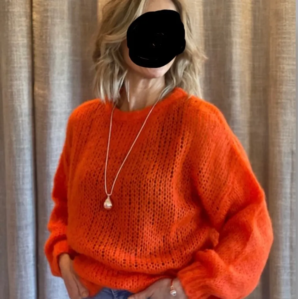 Mammas orangea tröja hon tyckte inte om färgen för den var för ”skrikig” <3. Stickat.