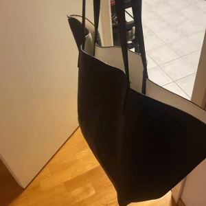 Väska  - Säljer denna stora snygga väska, rymmer super mkt o knappt använd då jag har en liknande🥰