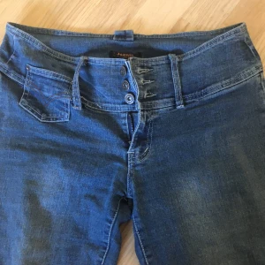 Lågmidjade Bootcut jeans - Jättefina jeans, jag har storlek 38 och medium
