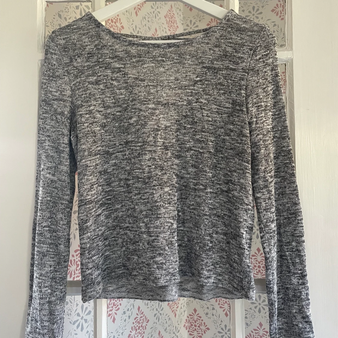 Tröja med snygg urringning - 90