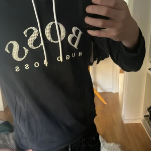 Hugo boss hoodie, mörkblå - Storlek S, köpt för 1800:- Vill köpa nytt så säljer, skriv för bättre bilder. Bra skick!