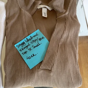 Top med lång ärm och kort midja st small  - Fin långärmad top med vacker v-ringning.(kort i midjan) 