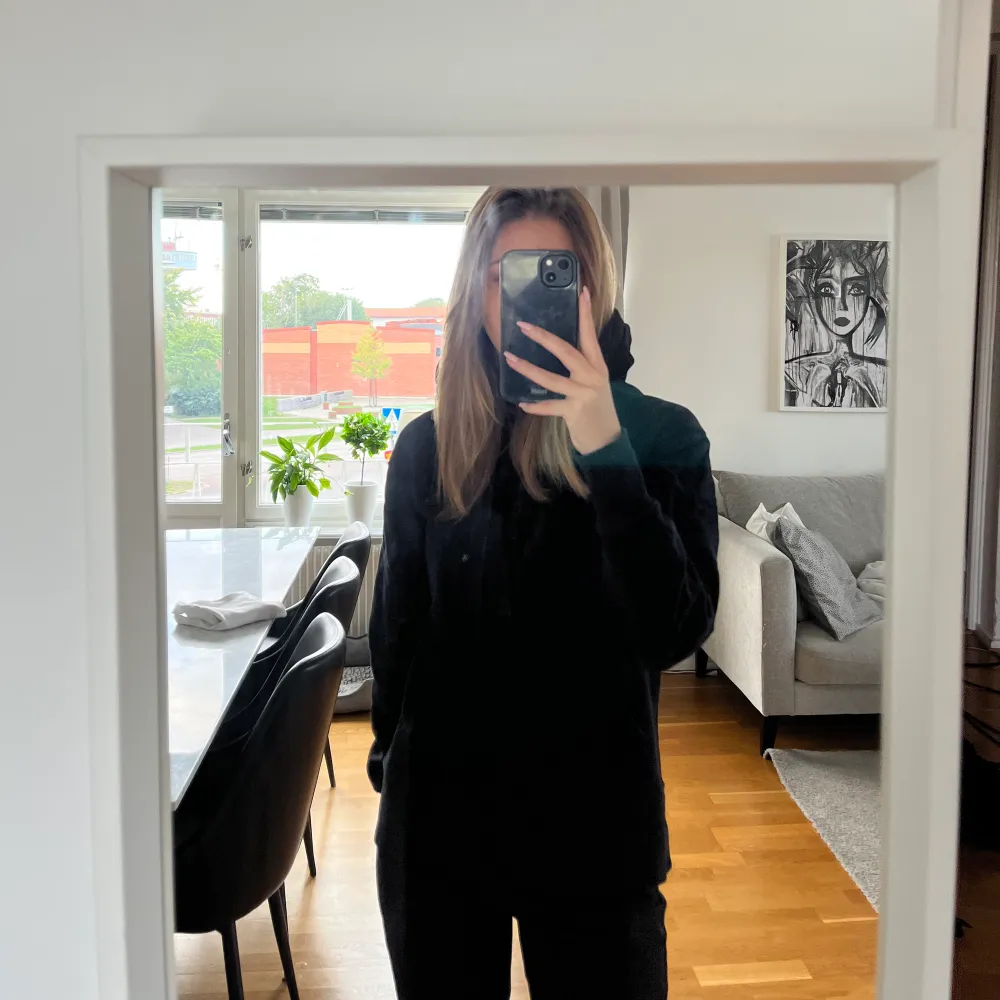 Säljer en svart Acne hoodie i storlek xs Pris kan diskuteras. Hoodies.