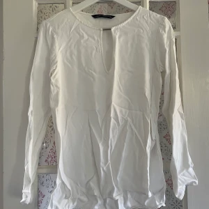 Tröja från Zara - Vit tröja med guldig utsmyckning i urringningen! Köpt på Zara i storlek S. Fint men använt skick! Ej struken på bilderna, skicka meddelande så löser jag bilder där den är struken!
