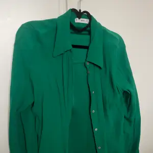 Mörkgrön skjorta från Mango, ord pris 400. Gröna färgen är finare i verkligheten.