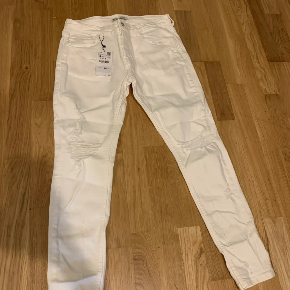 Herr jeans från Zara helt nya med tag, storlek 34 men passar 32 300kr. Jeans & Byxor.