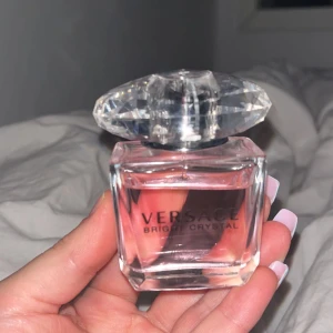 Versace Parfym  - Jätte god parfym som e andvänd bara några gånger, Doftar jätte gott men doften passar ej mig, köparen står för frakten 💕