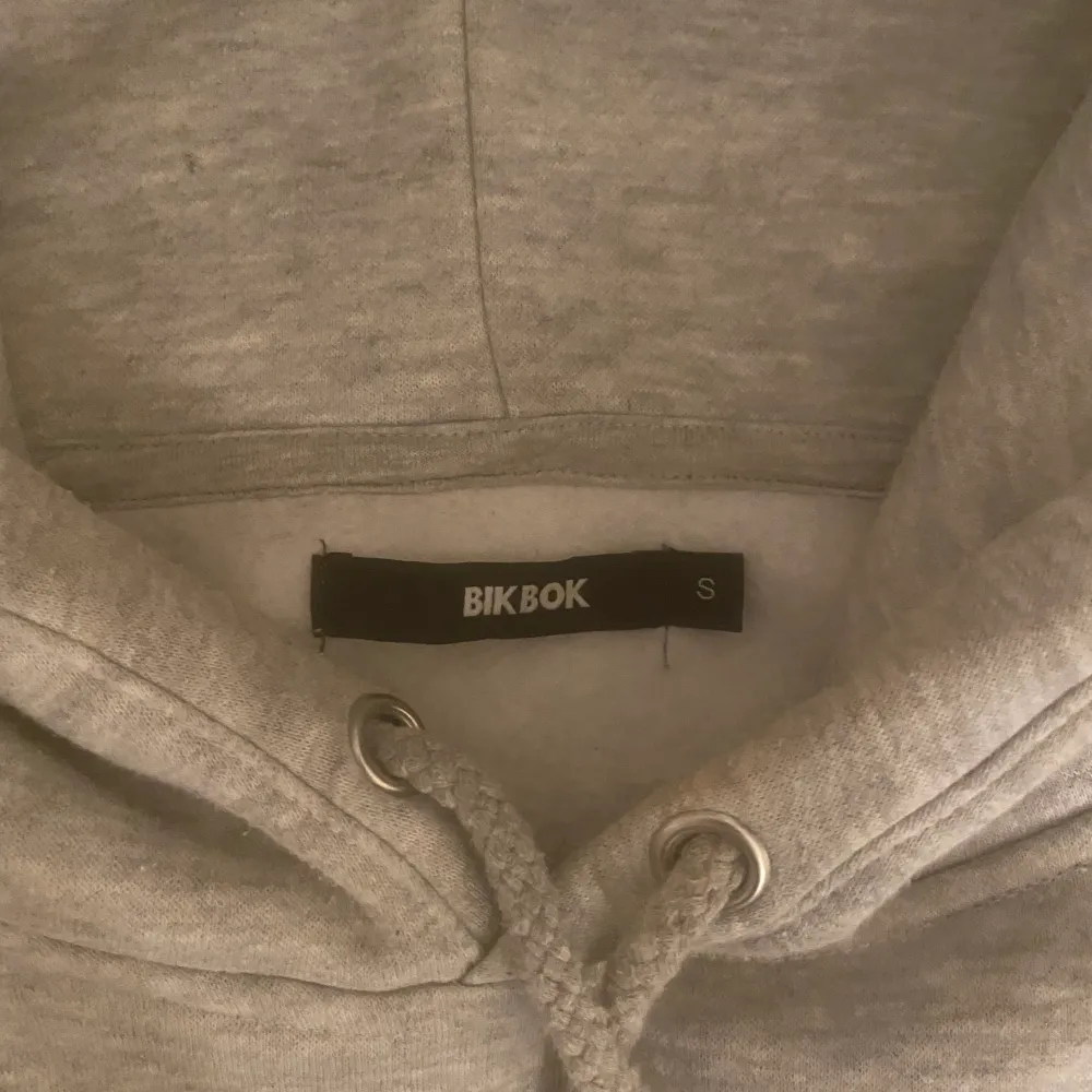 Säljer min BikBok hoodie som endast har blivit använd 1-2 gånger😊 Priset går att diskutera💕    . Hoodies.
