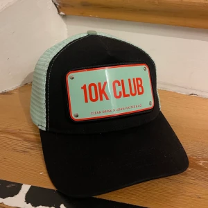 John hatter keps - Säljer min kompis John hattar keps, X clean drink. Den är i fint skick och nästan som ny, buda vid intresse och skriv för frågor!💗