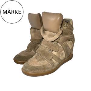 BLACK WEEK Alla köp görs via vår hemsida: EttMarke.se -Storlek 39  -Beige/brun färg (taupe)  -Fint skick, med tecken på användning främst på mocka lädret.  -Kommer med en dustbag 