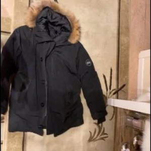 Canada goose  - Hej säljer en canada goose jacka för herr. Jackan är hel och ren och och har inga skavanker den är knappt använd. Säljs pga att den är liten i storleken.    Jackan säljs utan päls!  Storlek: L Pris: 4000