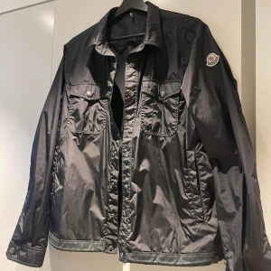 Moncler jacka - Moncler jacka i storlek 2 (s-m) Fint skick inga hål eller liknande! Passar perfekt om man är 180 men fungerar på mig som är 170cm Självklart äkta! Hör av er vid fler frågor