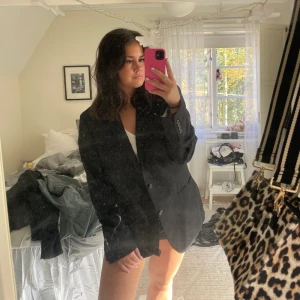 Oversized Blazer - En skitsnygg oversized blazer köpt secondhand som aldrig är använd. Passar super till utgång! 