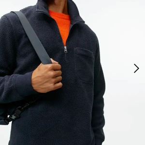 Marinblå fleece Arket - Half-zip fleece från Arket. Knappt använd så den är i bra skick. Storlek S så passar de som brukar ha S-M. Nypris: 690