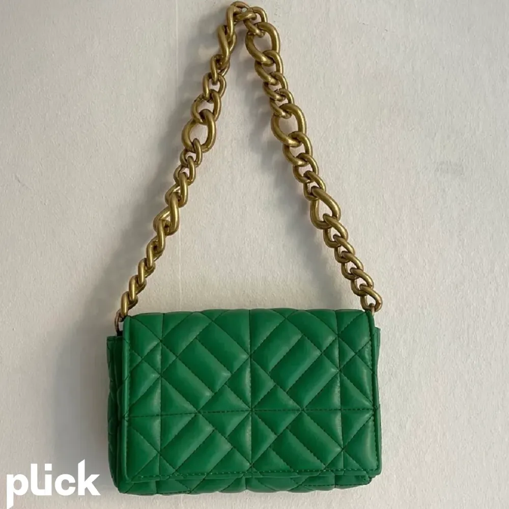 Skitsnygg grön väska från Zara, säljer då jag har en likadan!💚. Väskor.
