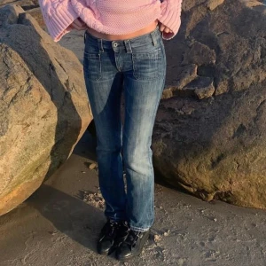 Diesel jeans - Alla bilder är mina egna bilder!!! Super snygga, Lågmidjade, raka, diesel jeans! Säljer då de har blivit för små:( Älskar de verkligen så kommer inte gå ner i pris, jag är 178cm och brukar ha L34 i längd men dessa är L32, Innerbensmåttet är 85cm❤️