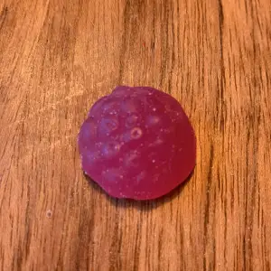 En tuttifrutti godis från Coop. Nypris 2 kronor. Ni får buda. Måttet är ungefär 1 cm i diameter. Frakt 13 kronor  