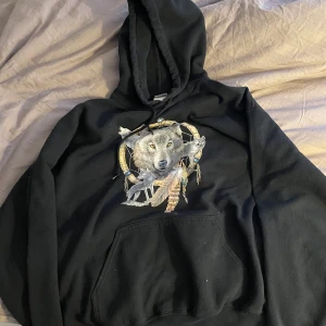 Vintage hoodie - Lägg bud gärna! Skiit snygg vintage hoodie, 90tal, tufft vargprint 🐺, Sitter som medium M  Meetup uppsala Frakt 59kr