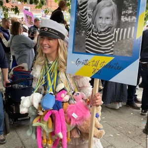 By malina carmine mini dress - Här är min jätte fina studentklänning som är i jätte bra skick och sååå fin till olika tillställningar, men är en perfekt studentklänning! Mitt tips är att vara i tid me din klänning till studenten! Köpare står för frakt!  ( ny pris 1995) 