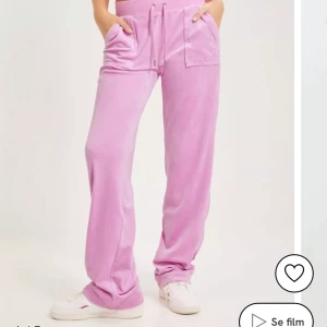 Rosa juicy couture byxor  - Säljer mina rosa juicy couture byxor i storlek xs för dom inte kommer till användning av. Dom är använda 2 gånger så är i ny skick och såklart tvättade. TRYCK INTE PÅ KÖP NU. Pris går att diskutera vid snabb affär. Vill bara bli av me dom 