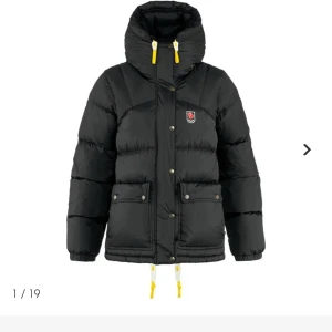 Fjällräven jacka - Säljer denna jacka som är i bra sick eftersom den inte kommer till användning av mig💕 passar på mig som brukar ha xs , säljer direkt för 6000