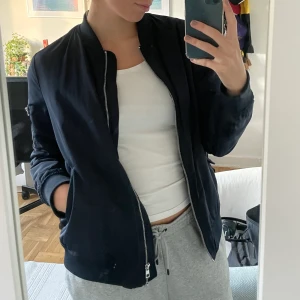 Bomberjacka - Mörkblå bomberjacka från Kappahl, fint skick💙