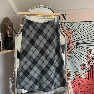 Kjol - Jättefin kjol jag köpt från sellpy men inte fått användning av, fint skick! Finns ingen lapp men sitter bra på mig som är en S. Köparen betalar för frakten och katt finns i hem 🏠 