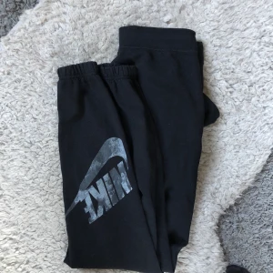 Nike mjukisbyxor - Svarta mjukisar från nike