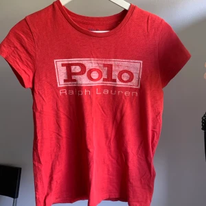 Tshirt - En jätte fin Ralph Lauren t-shirt, köp för längesen men knappt använd. Storlek XS men passar även till S. 150kr plus frakt.
