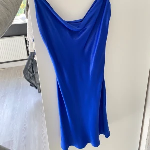 Klänning - Otroligt fin klänning som är använd Max en gång! Jättefint och bra skick!! Perfekt till fest💃🏼